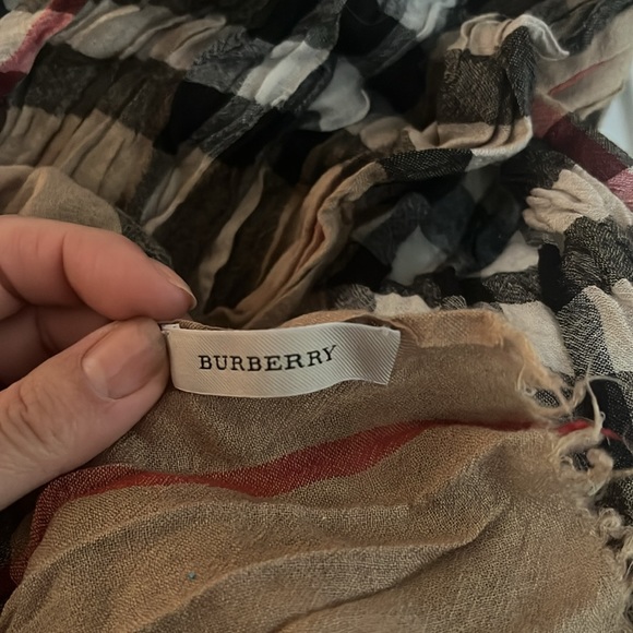 Authentic Burberry scarf - Picture 6 of 6